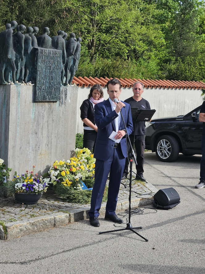 Landrat Stefan Frei spricht zu den Teilnehmern in Gauting