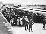 Selektion am Bahngleis bei Ankunft im Vernichtungslager Auschwitz