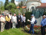 Überlebende beim Gedenkzug 2008 am Mahnmal Gräfelfing.